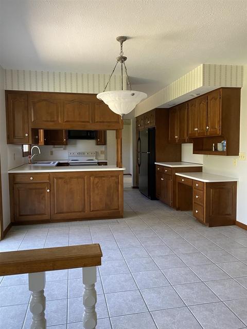 400 Eugene Dr, Middlebury, IN 46540 photo 4