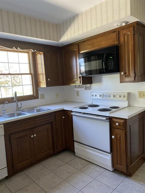 400 Eugene Dr, Middlebury, IN 46540 photo 8