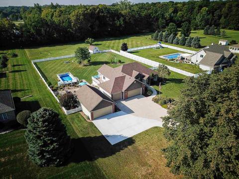 3536 Franklin Dr, Auburn, IN 46706 photo 2