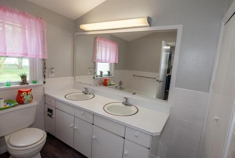 152 E John St, Nappanee, IN 46550 photo 14