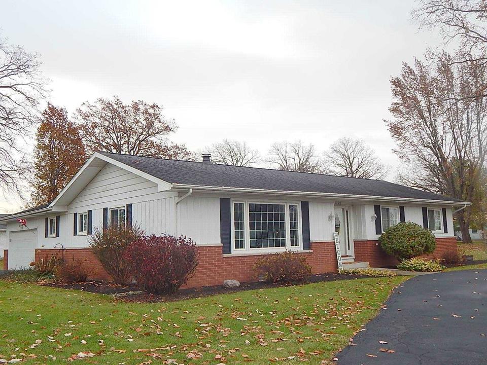 1249 Manor Dr, Bluffton, IN 46714 32 Photos MLS 202149715 Movoto