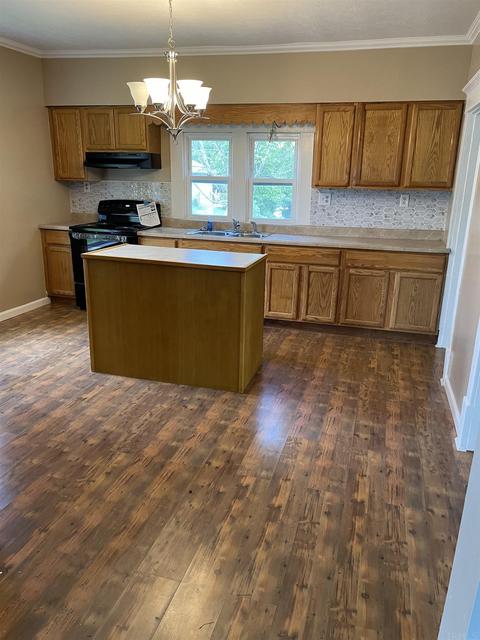 223 W Oak St, Mitchell, IN 47446 photo 2