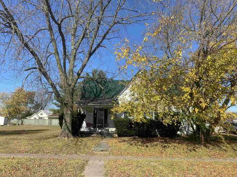 613 W Oak St, Mitchell, IN 47446 photo 2