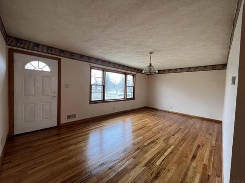 518 W Vine St, Mitchell, IN 47446 photo 4