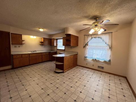 518 W Vine St, Mitchell, IN 47446 photo 9