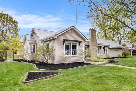 852 E John St, Nappanee, IN 46550 photo 2
