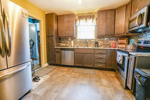 102 E Walnut St, Chalmers, IN 47929 photo 4