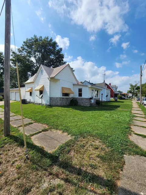 818 S Main St, Bicknell, IN 47512 photo 2