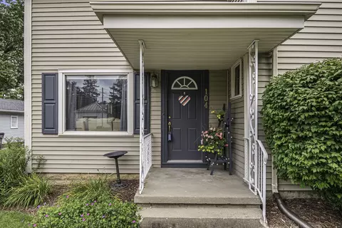 104 E Wabash Ave, Wakarusa, IN 46573 photo 3