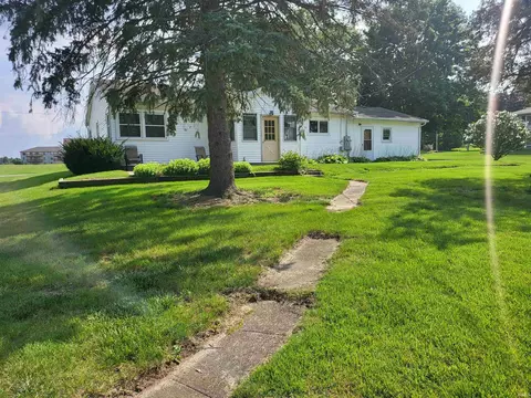 665 E Maple St, Bremen, IN 46506 photo 2