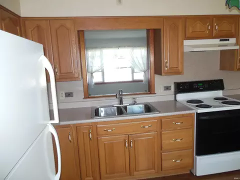 210 E Monroe St, Butler, IN 46721 photo 4