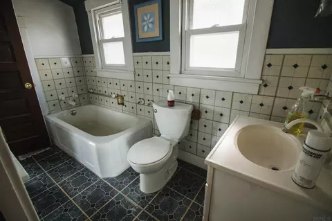 411 E Franklin St, Berne, IN 46711 photo 17