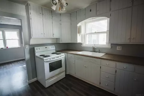 411 E Franklin St, Berne, IN 46711 photo 8