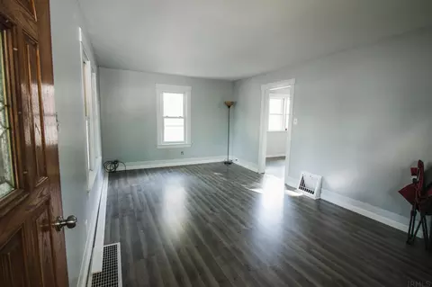 411 E Franklin St, Berne, IN 46711 photo 4