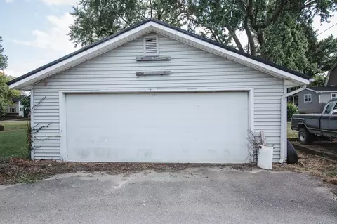 411 E Franklin St, Berne, IN 46711 photo 22
