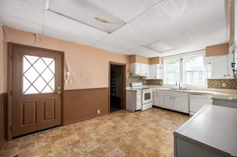 323 E 9th St, Muncie, IN 47302 photo 5