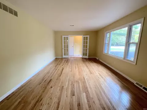 2104 E Queens Way, Bloomington, IN 47401 photo 2