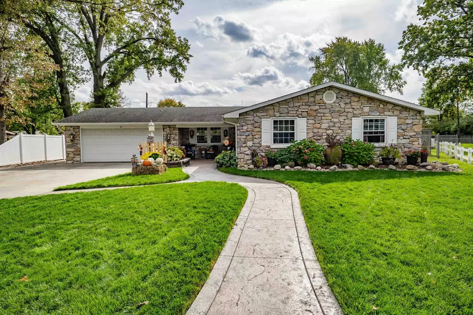 6728 Forest Glen Ct, Fort Wayne, IN 46815 34 Photos Movoto