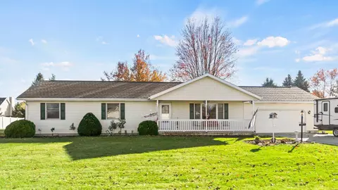 4711 E Cardinal Dr, Syracuse, IN 46567 photo 1
