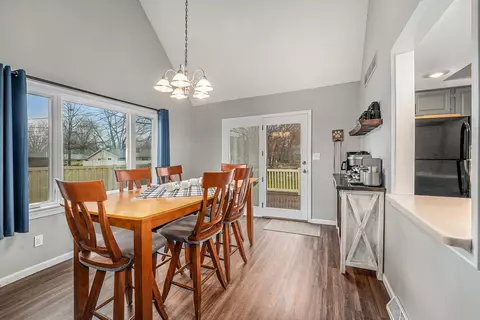 706 E John St, Nappanee, IN 46550 photo 6