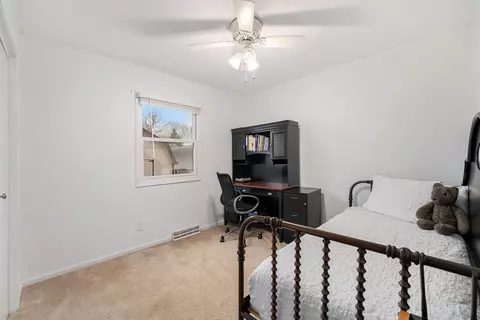706 E John St, Nappanee, IN 46550 photo 9