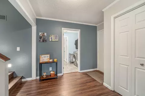 706 E John St, Nappanee, IN 46550 photo 3