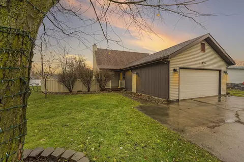 706 E John St, Nappanee, IN 46550 photo 1