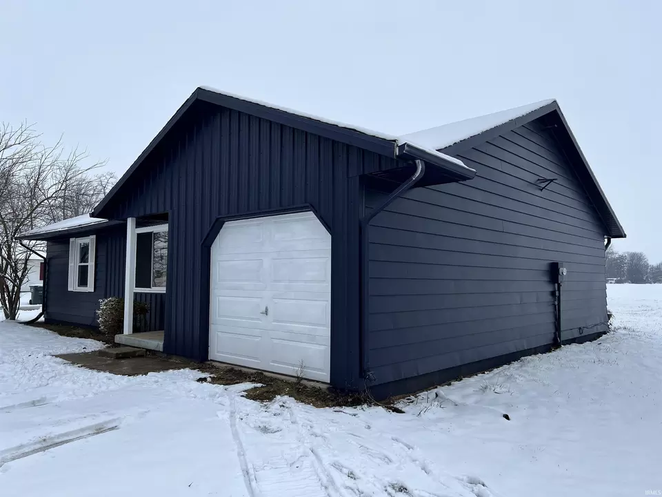  201 New York St, Farmland, IN 47340 photo 2