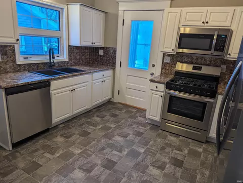 903 E King St, Garrett, IN 46738 photo 5