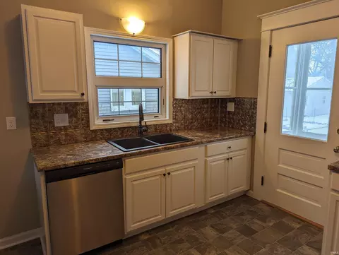 903 E King St, Garrett, IN 46738 photo 7