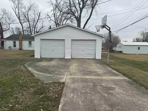 1012 Tulip St, Mitchell, IN 47446 photo 2