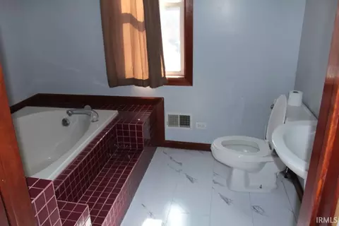Bath - 512 Washington St, Covington, IN 47932 photo 1 of 1