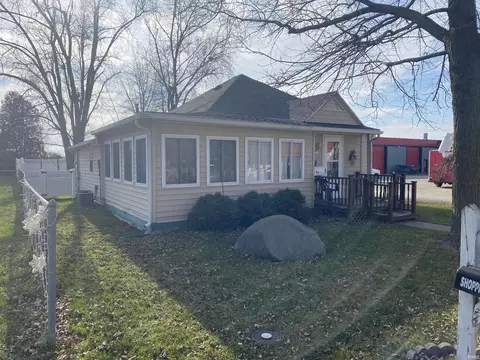 715 E Main St, Akron, IN 46910 photo 1