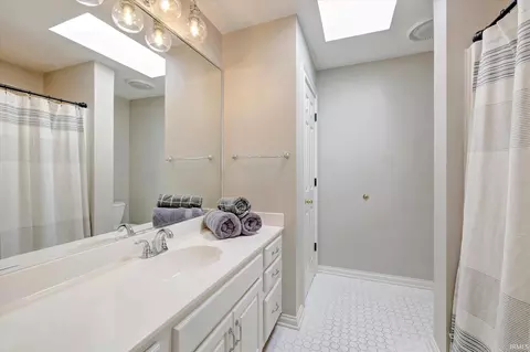 Bath - 3718 E Devonshire Ct, Bloomington, IN 47408 photo 3 of 4