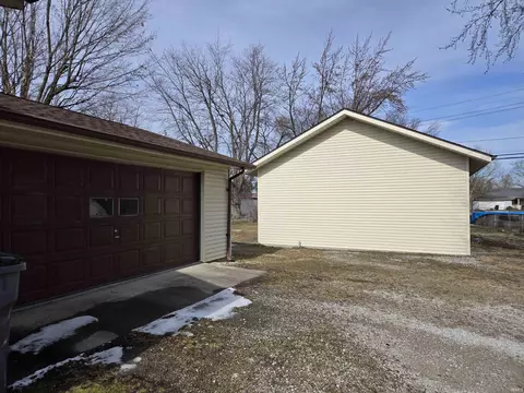 204 E Pickwick Dr, Syracuse, IN 46567 photo 3