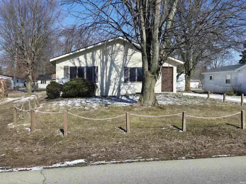 204 E Pickwick Dr, Syracuse, IN 46567 photo 2