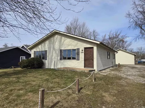 204 E Pickwick Dr, Syracuse, IN 46567 photo 1