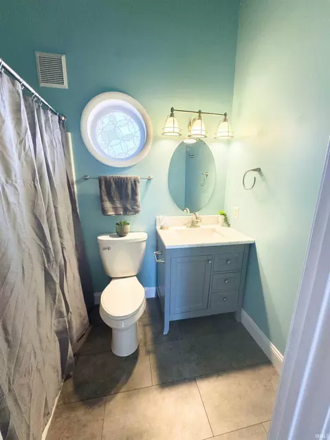 Bath - 4014 Eagle Bay Dr, Bloomington, IN 47401 photo 2 of 4
