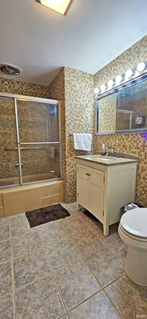 Bath - 320 E 5th St, Mount Carmel, IL 62863 photo 5 of 5