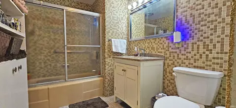 Bath - 320 E 5th St, Mount Carmel, IL 62863 photo 4 of 5