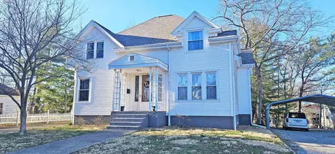 Exterior - 320 E 5th St, Mount Carmel, IL 62863 photo 2 of 5
