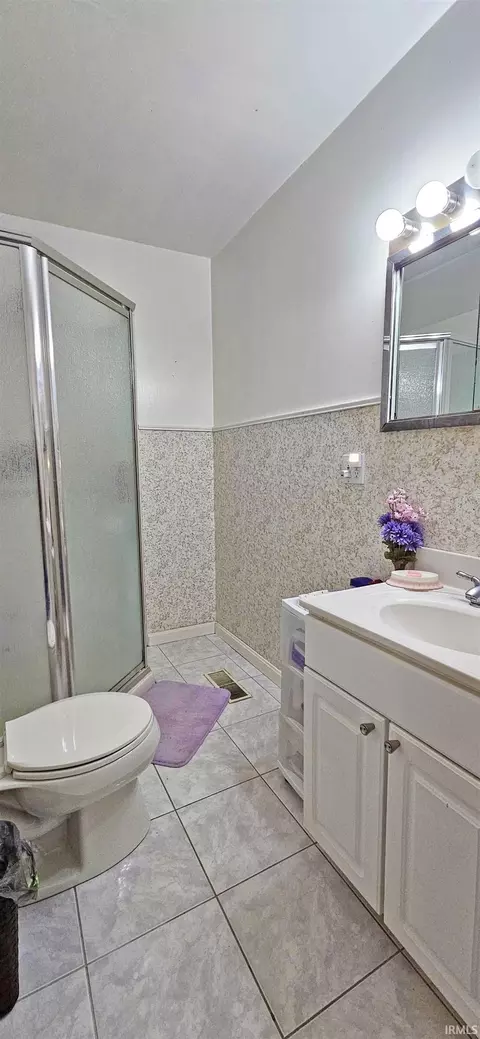 Bath - 320 E 5th St, Mount Carmel, IL 62863 photo 2 of 5