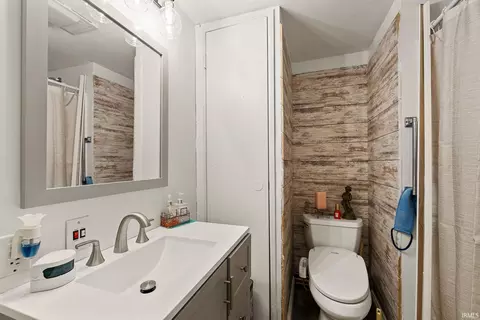 Bath - 413 E Pickwick Dr, Syracuse, IN 46567 photo 1 of 5