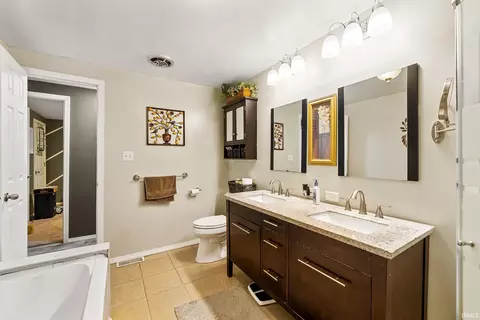 Bath - 413 E Pickwick Dr, Syracuse, IN 46567 photo 3 of 5