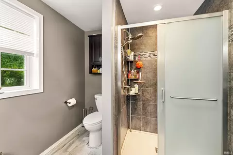 Bath - 413 E Pickwick Dr, Syracuse, IN 46567 photo 4 of 5