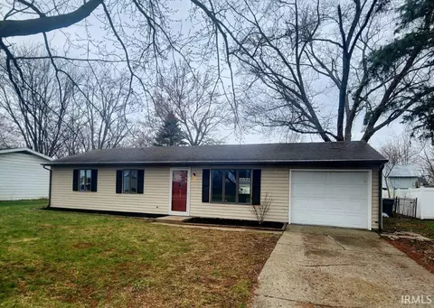 208 E Pickwick Dr, Syracuse, IN 46567 photo 1