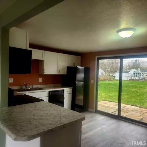208 E Pickwick Dr, Syracuse, IN 46567 photo 4