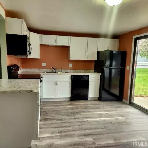 208 E Pickwick Dr, Syracuse, IN 46567 photo 3
