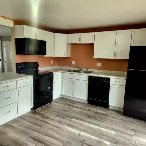 208 E Pickwick Dr, Syracuse, IN 46567 photo 2