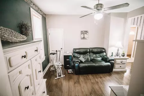 Living - 209 E Arnold St, Bluffton, IN 46714 photo 3 of 4